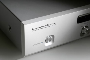 Luxman E-07 — впечатляющий юбилейный фонокорректор