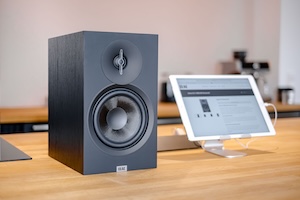 ELAC представила третье поколение линейки Debut. В ней обновлённый звук и дизайн