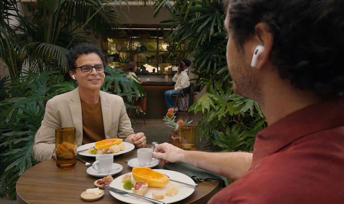 Apple прилагает все усилия, чтобы люди носили AirPods постоянно