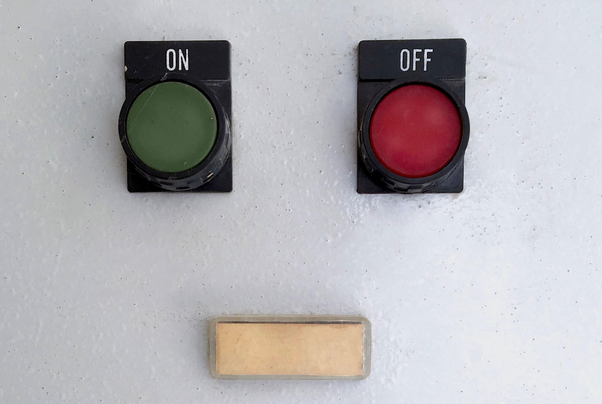 Три кнопки разных цветов, зелёная подписана ON, красная – OFF