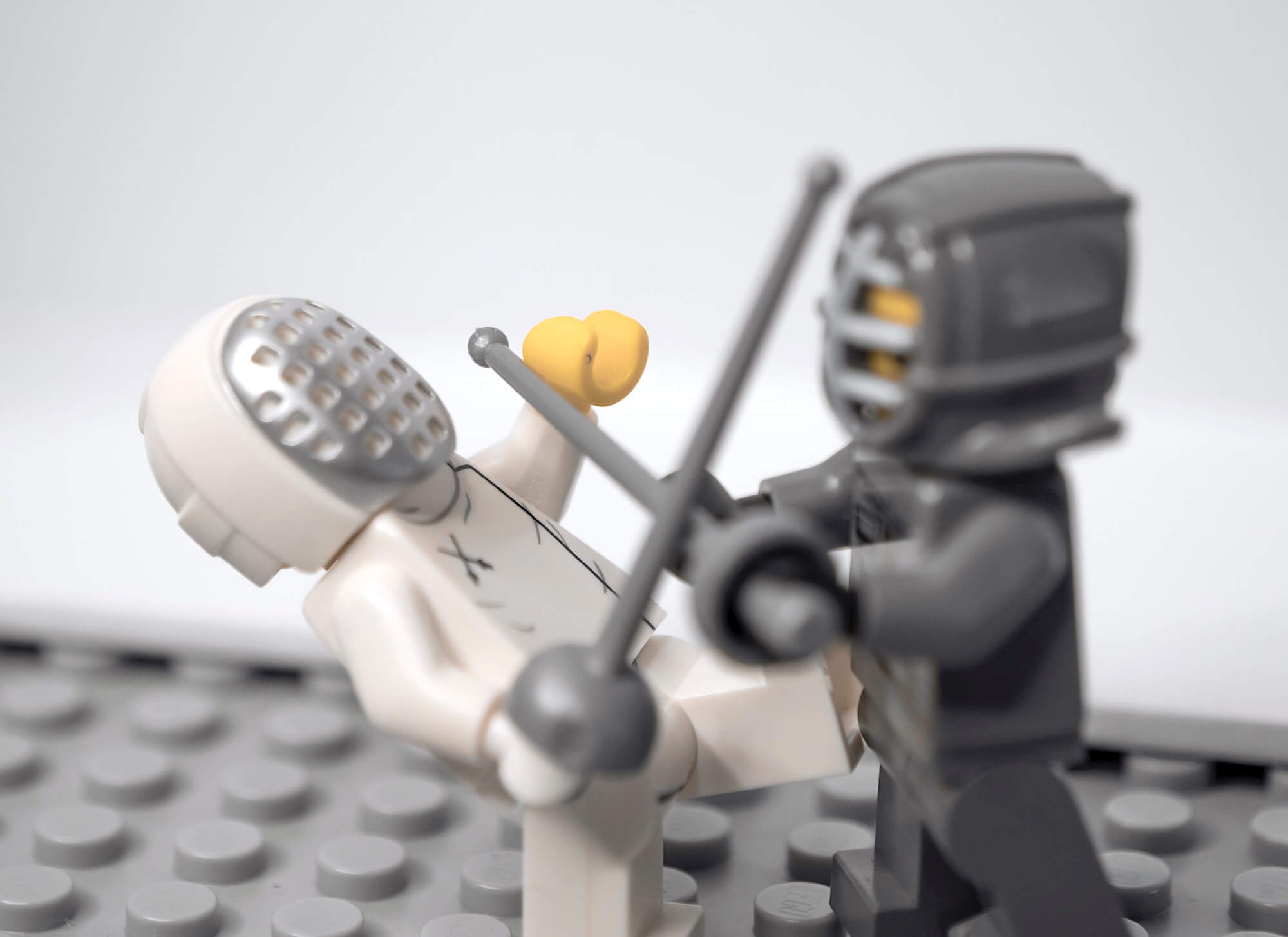 Фигурки Лего - сражающиеся фехтовальщики