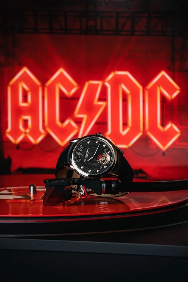 Часы в антураже винилового проигрывателя Technics SL-1500C и пластинки AC/DC - POWER UP