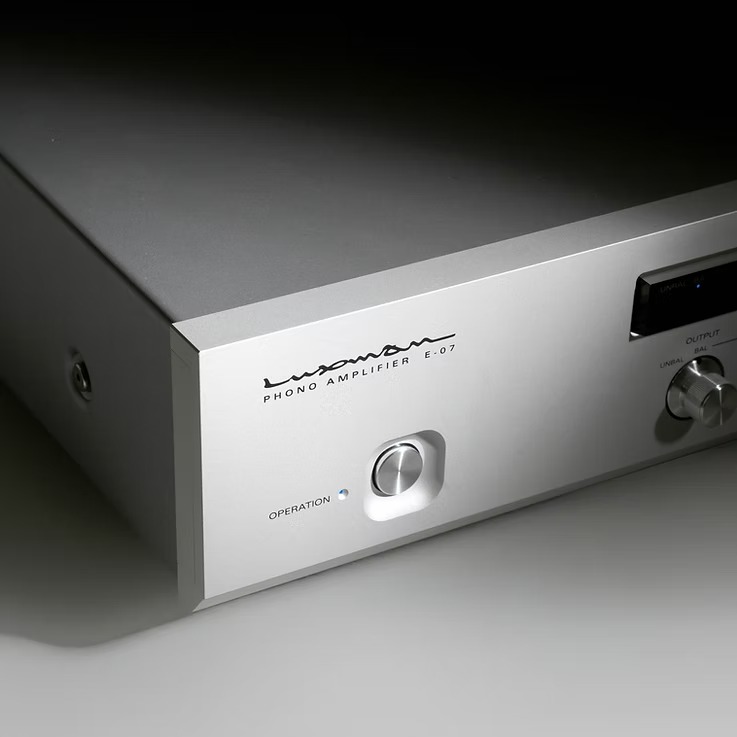 Флагманский фонокорректор Luxman E-07, выпущенный к столетию компании