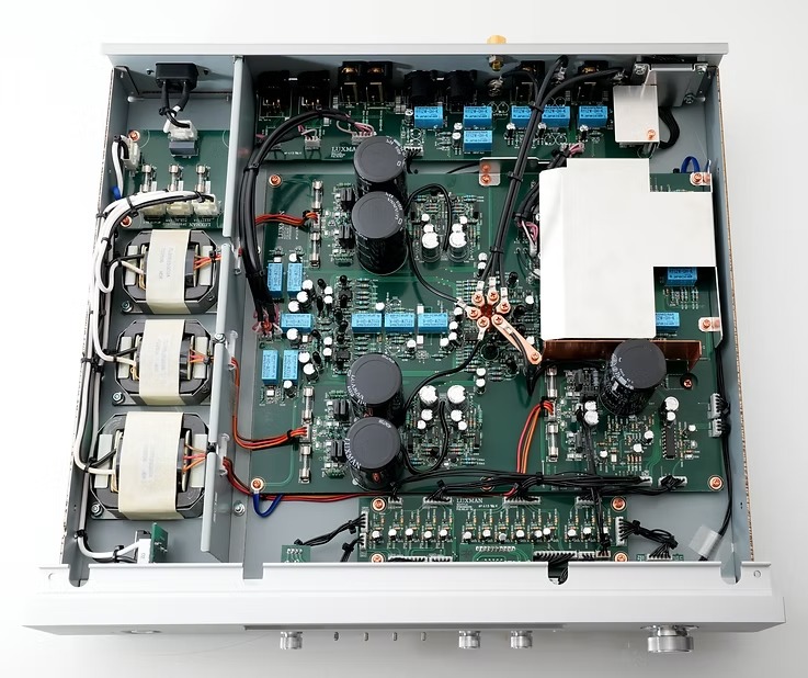 Внутренняя компоновка Luxman E-07 с раздельными секциями питания и усиления