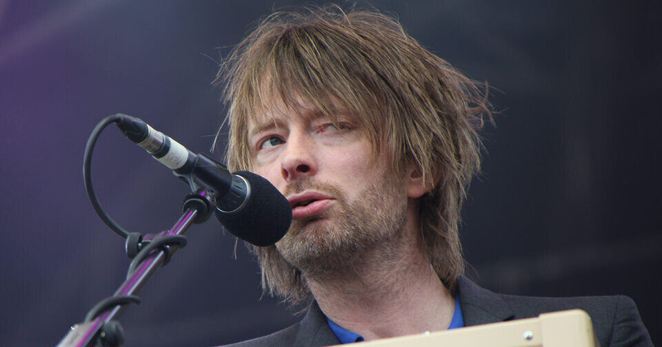 Том Йорк, солист Radiohead, выступает на концерте