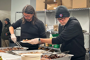 Дэйв Грол готовит для 500 бездомных в Лос-Анджелесе