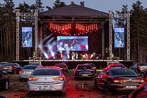 В Дании и Литве начали проводить концерты для автомобилистов