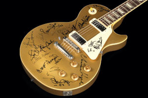 Gibson Les Paul Deluxe с автографами Дилана, Харрисона, Янга и других музыкантов выставят на торги