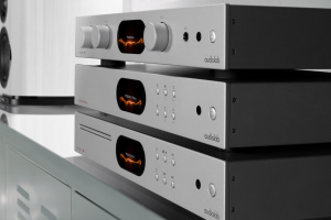 Серия Audiolab 7000: интегральник 7000A, CD-транспорт 7000CDT и стример 7000N Play