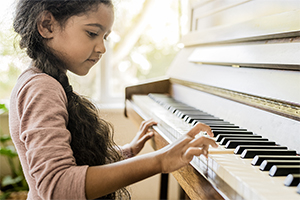 Исследование: почему занятия музыкой в раннем возрасте позволяют добиться успехов в этой сфере