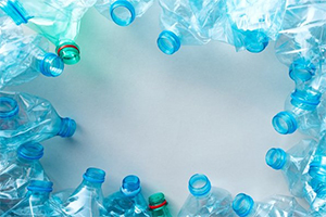 Физики научились превращать пластиковые бутылки в суперконденсаторы