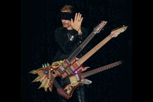Стив Вай и мастера Ibanez показали гибридную трехгрифовую стимпанк-гитару The Hydra