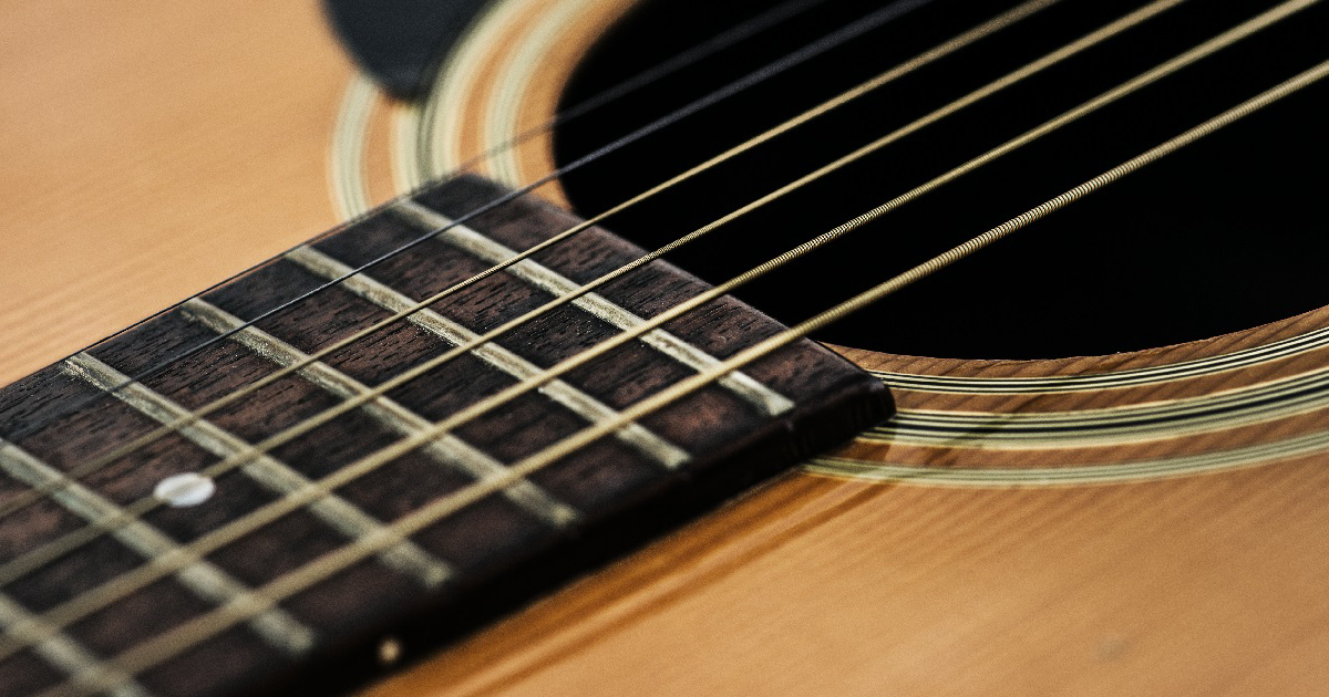 Как поменять струны на акустической гитаре? Подробная инструкция | музыкальный блог musicmarket