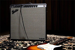 Гитарный комбоусилитель от Fender: четыре динамика Jensen, эмуляция ламповой схемы и встроенные эффекты