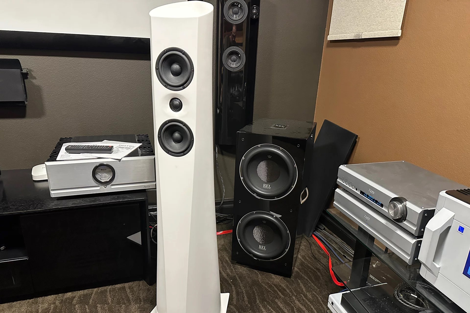 Что делает сабвуфер REL 212 Black Label таким особенным? Обзор FutureAudiophile.com