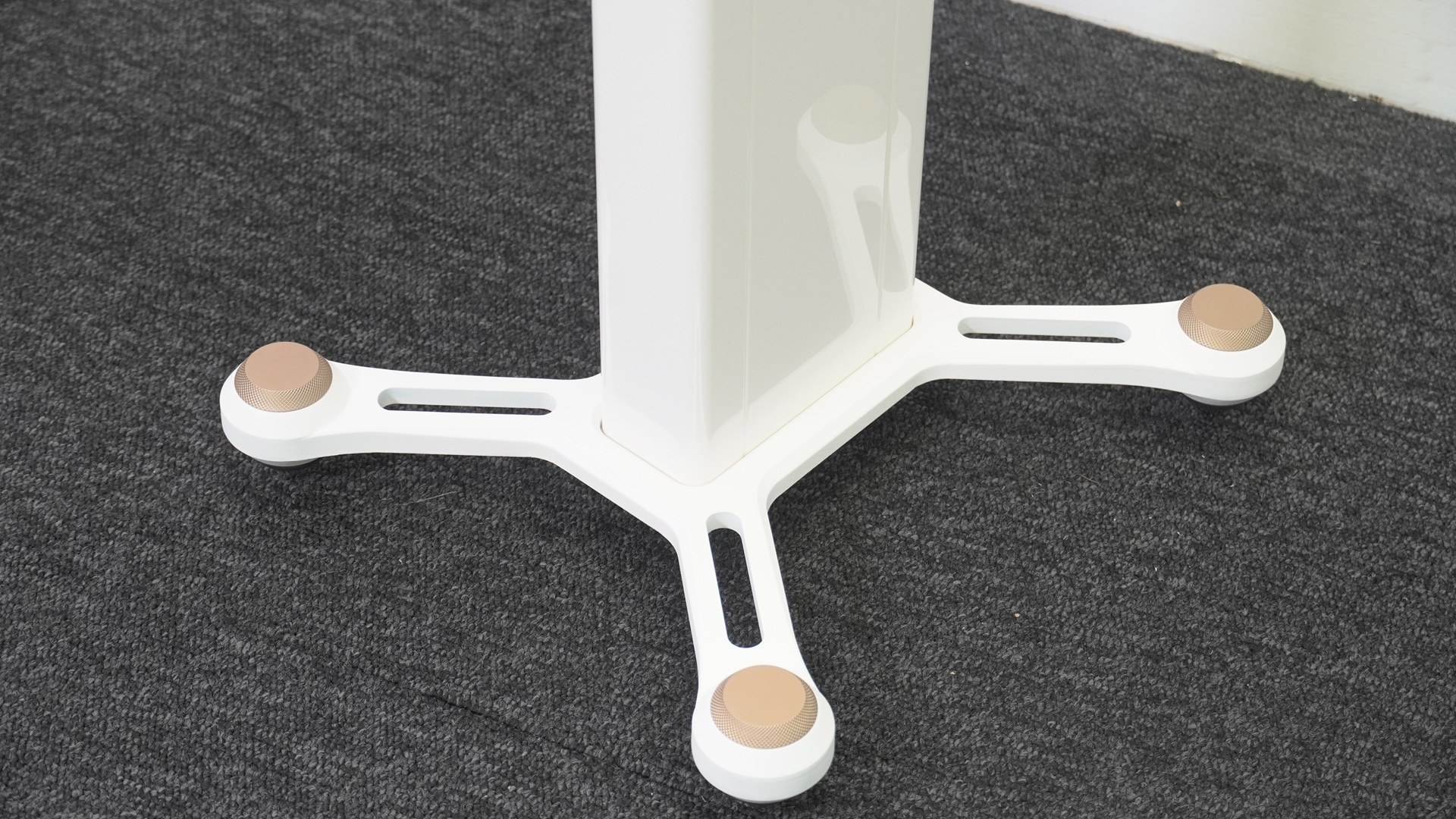 Monitor Audio Studio 89 демонстрируют идеальный тональный баланс | Обзор сайта Trusted Reviews