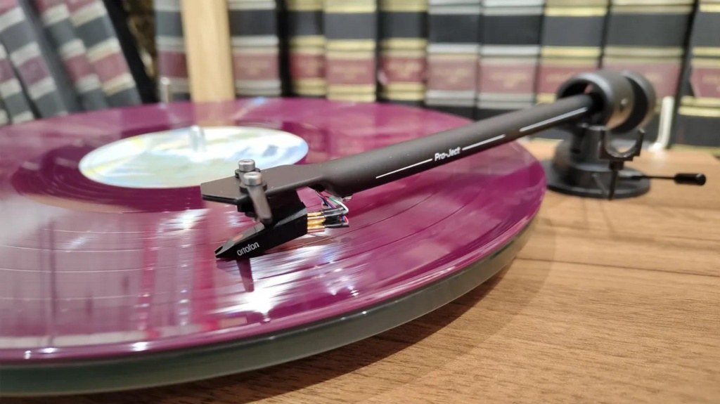 Проигрыватель винила Pro-Ject T1 EVO BT получил награду «5 звезд» в обзоре What Hi-Fi?