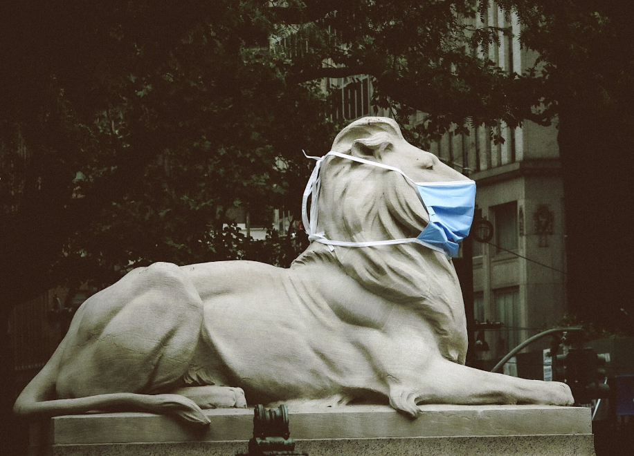 Статуя льва в медицинской маске