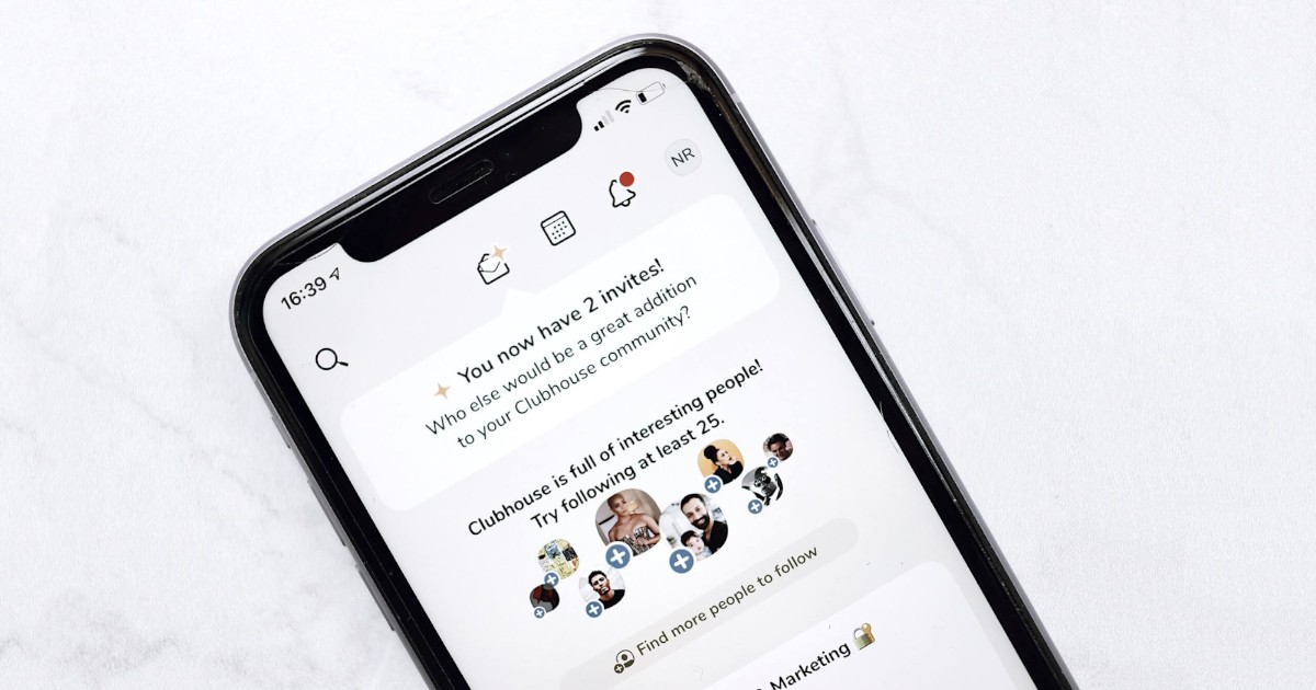 Экран iPhone с запущенным приложением Clubhouse
