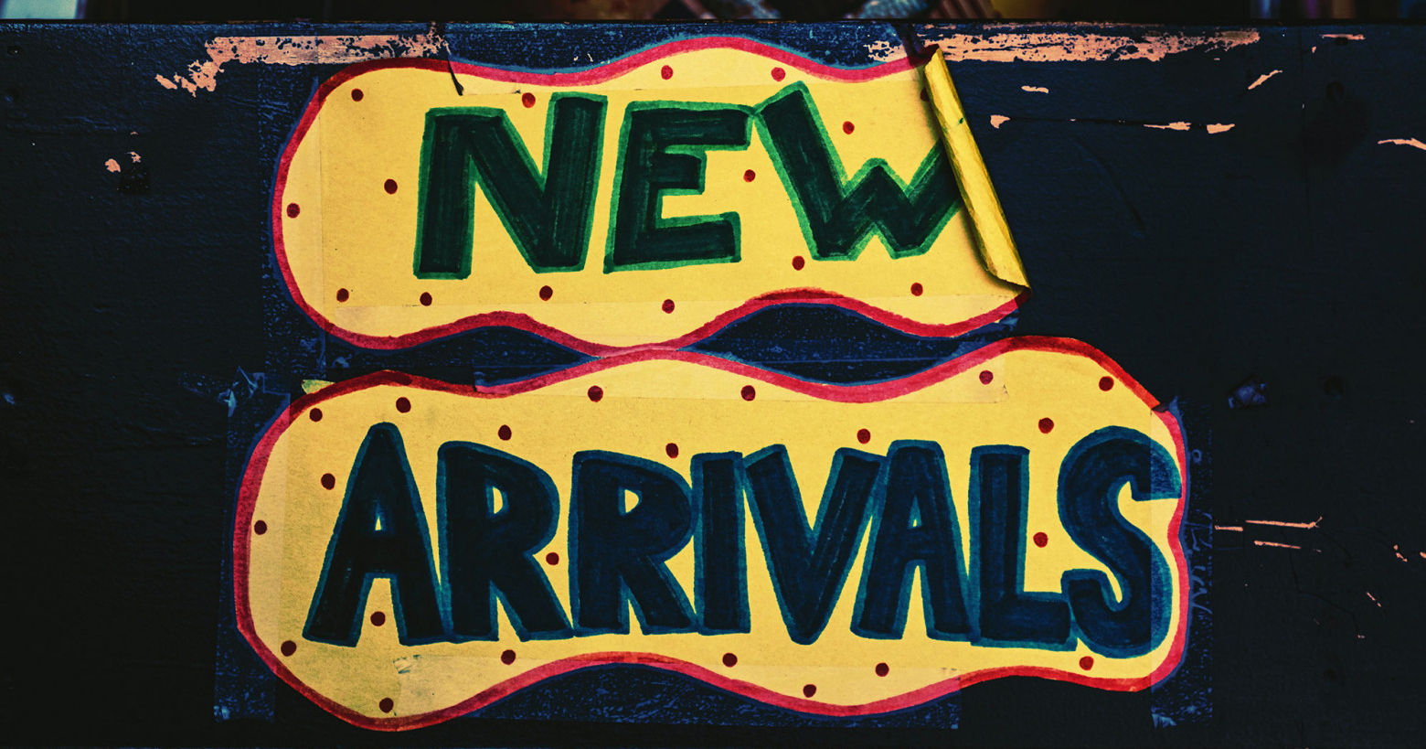 Деревянный бокс с только поступившими в продажу виниловыми пластинками, обозначенный стикером «NEW ARRIVALS»