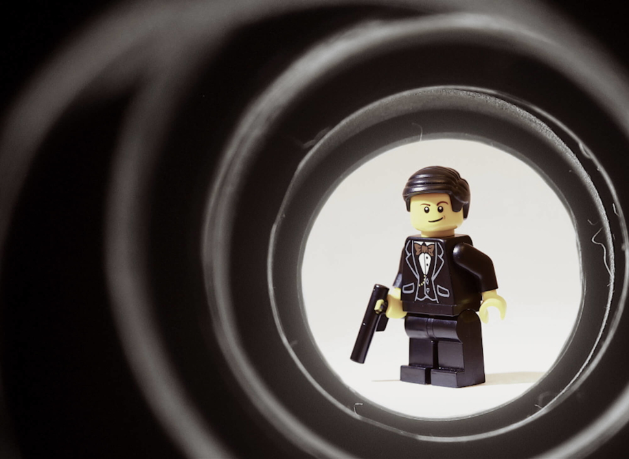 Заставка фильмов об агенте 007 Джеймсе Бонде в стиле LEGO