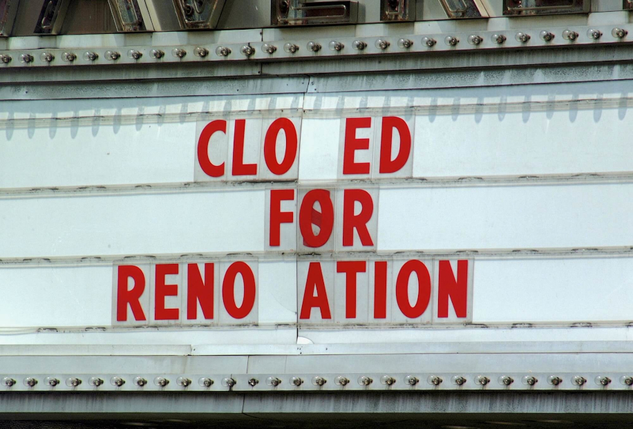 Надпись на кинотеатре «Закрыто на реконструкцию»