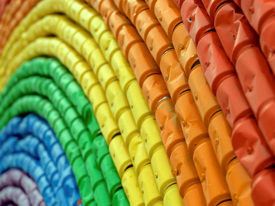 Арт-объект в цветах радуги, выполненный из окрашенных жестяных банок