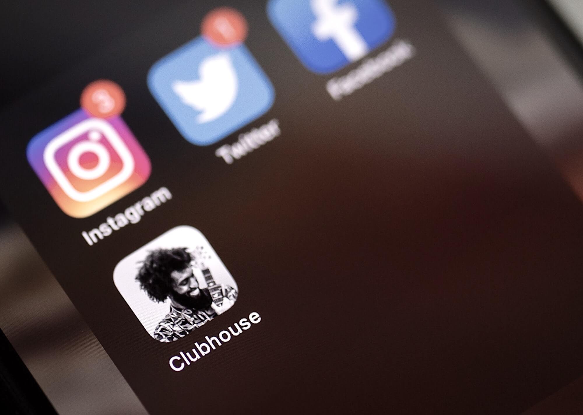Экран iPhone с приложением Clubhouse