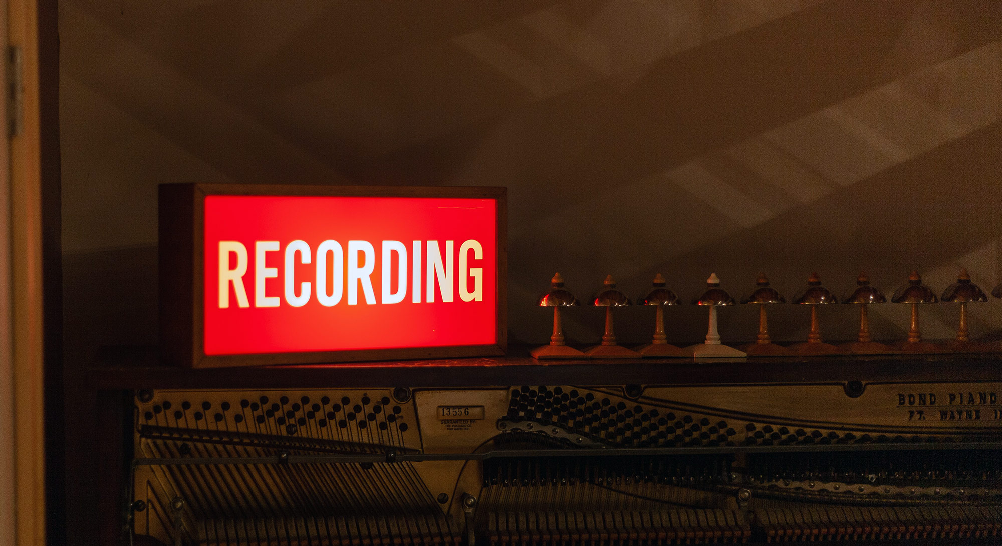 Включенное световое табло «RECORDING» в студии звукозаписи