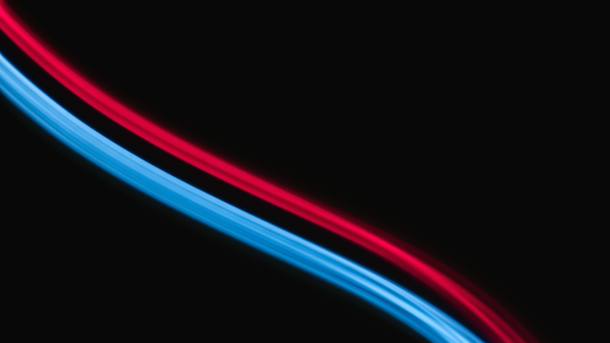 Красная и синяя линии на чёрном фоне