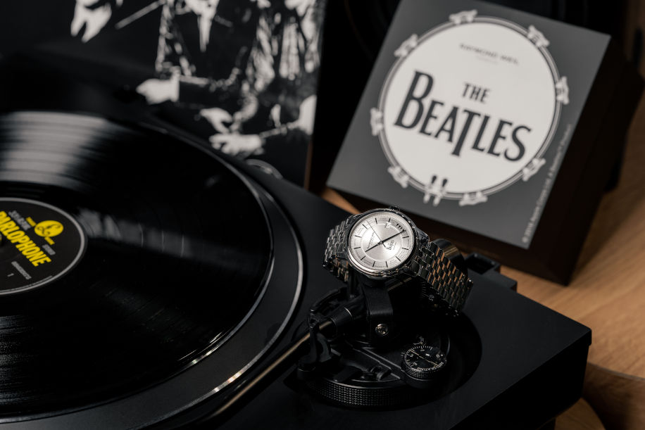 Часы в антураже винилового проигрывателя Technics SL-1500C и пластинок The Beatles