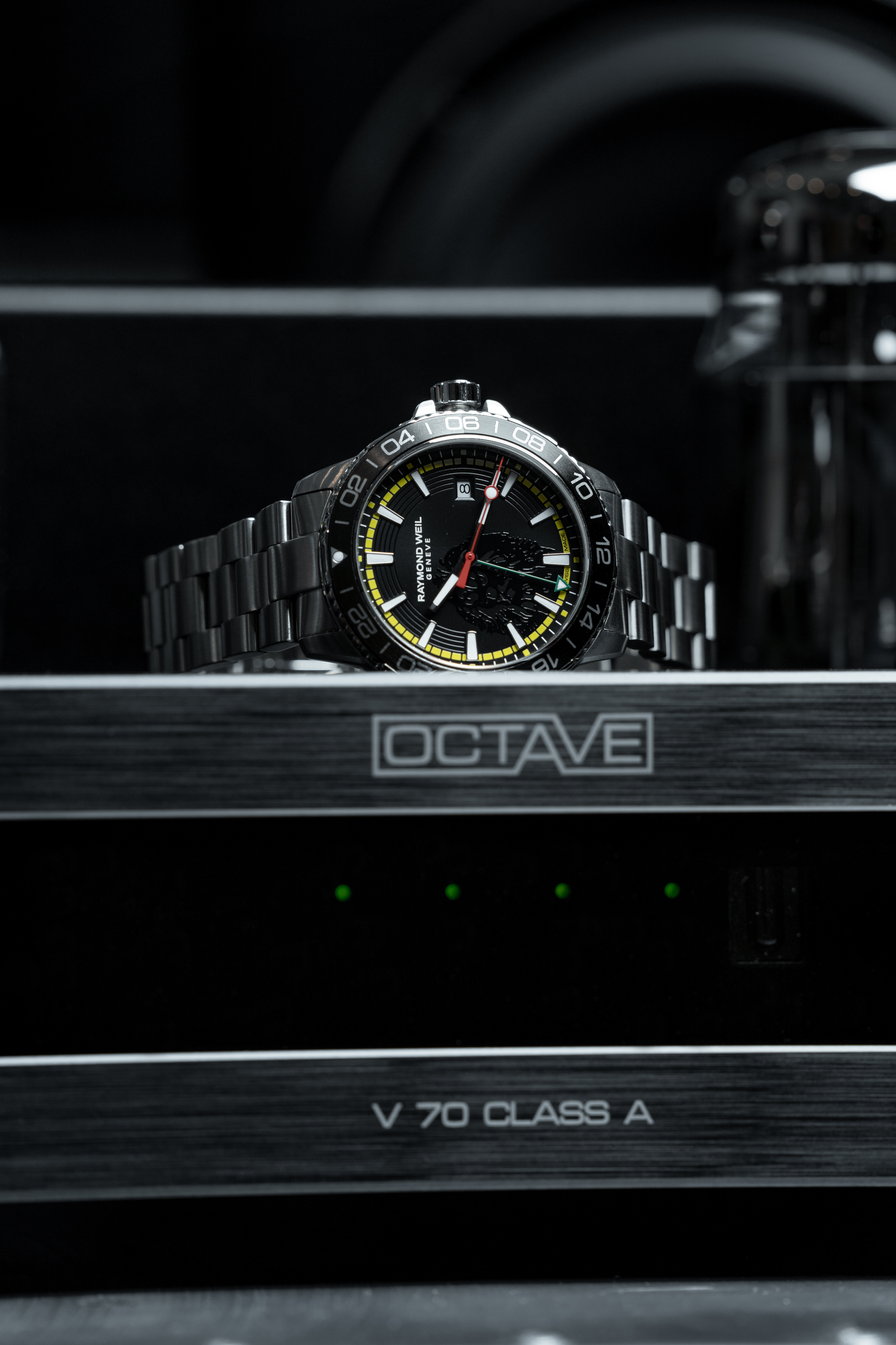 Часы в антураже лампового усилителя Octave V 70 Class A