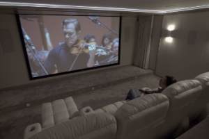 Мечта киномана: домашний киноконцертный зал с большим экраном, мощным звуком и даже сценой