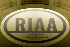 Статистика RIAA-2022: винил окончательно обогнал CD