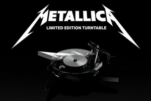 Вертушка Pro-Ject Metallica: стеклянный диск и картридж Pick-it S2 C в хэви-метал дизайне