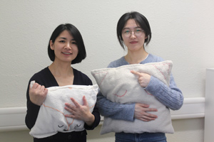 Вместо наушников – подушка…