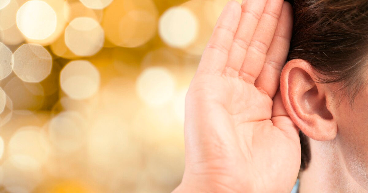 уши человека, вслушивающегося в тишину