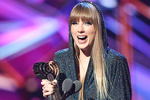 Тейлор Свифт доминирует в чартах Billboard: семь альбомов в топ-40