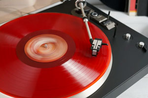 Отчет RIAA 2023: виниловые пластинки вдвое опережают CD