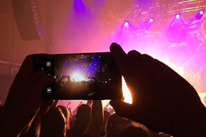 Статистика: все больше посетителей концертов хотят запрета съемки на смартфоны во время выступлений