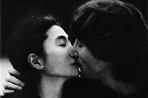 Вспоминая Кисина Синояму: скончался фотограф, сделавший последние снимки Джона Леннона и Йоко Оно