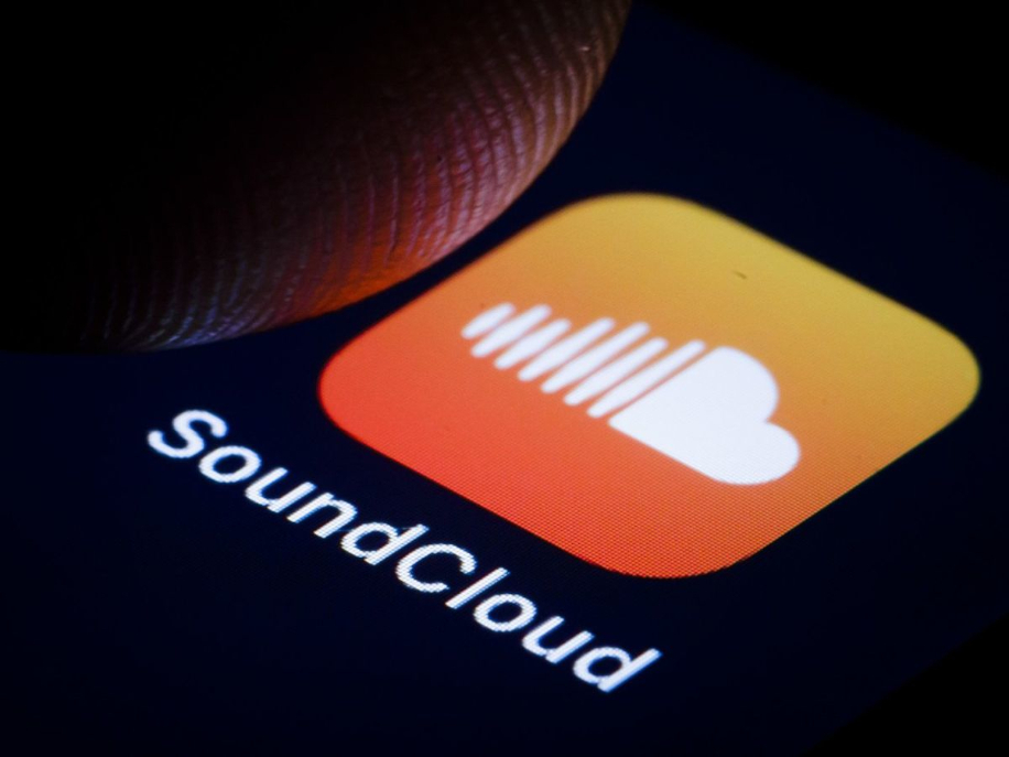 Прикосновение к иконке SoundCloud на экране гаджета