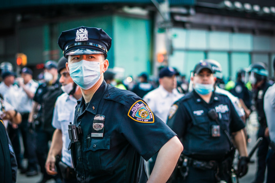 Полицейские на улице Нью-Йорка, США
