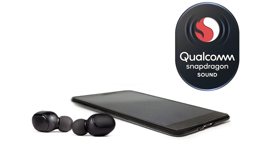 Смартфон, TWS наушники и логотип Qualcomm