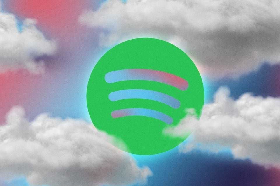 Логотип Spotify на фоне облаков