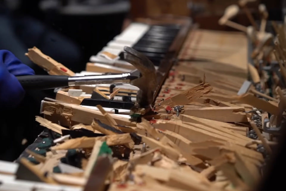 Кадр из видео с уничтожением фортепиано при помощи молотка