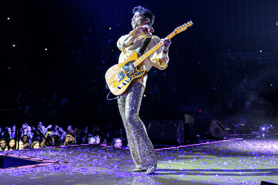 Prince во время выступления на концерте