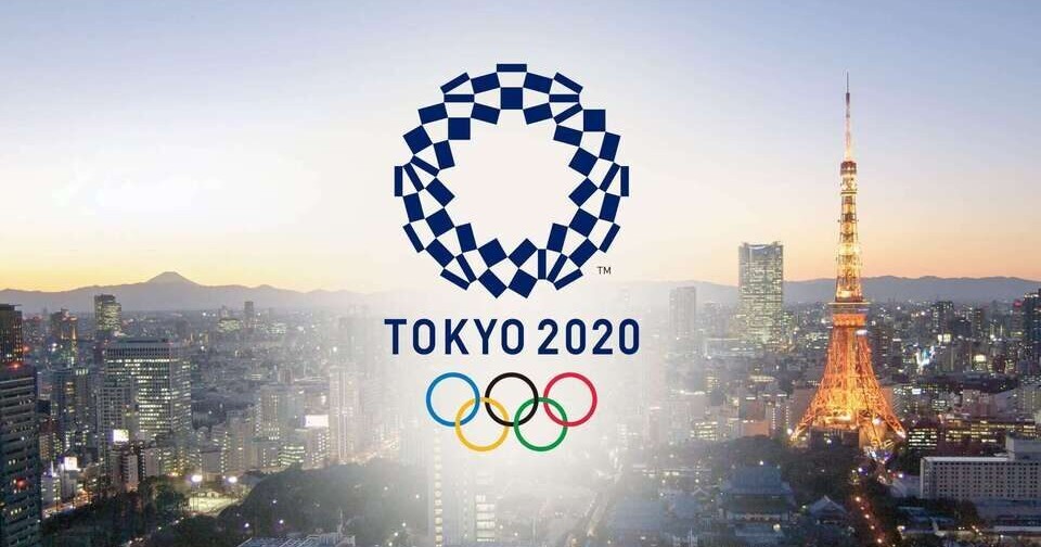 Эмблема Олимпиады 2020 на фоне вида вечернего Токио