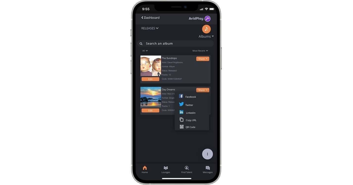 Экран смартфона с запущенным приложением AvidPlay