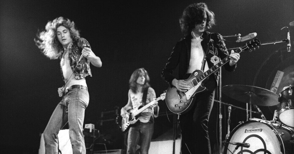 Чёрно-белый снимок участников группы «Led Zeppelin» во время концерта